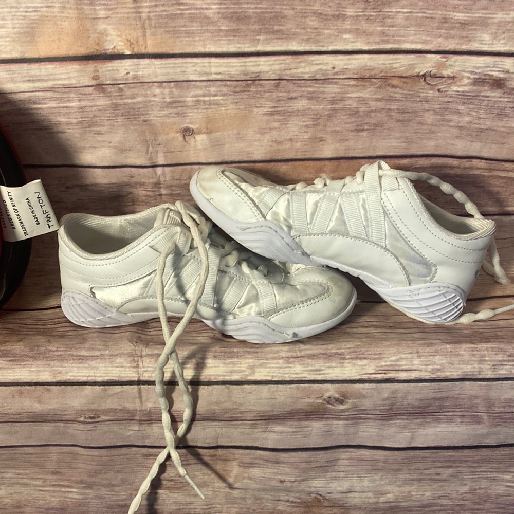 NFINITY Evolution size 2 CHEER shoe